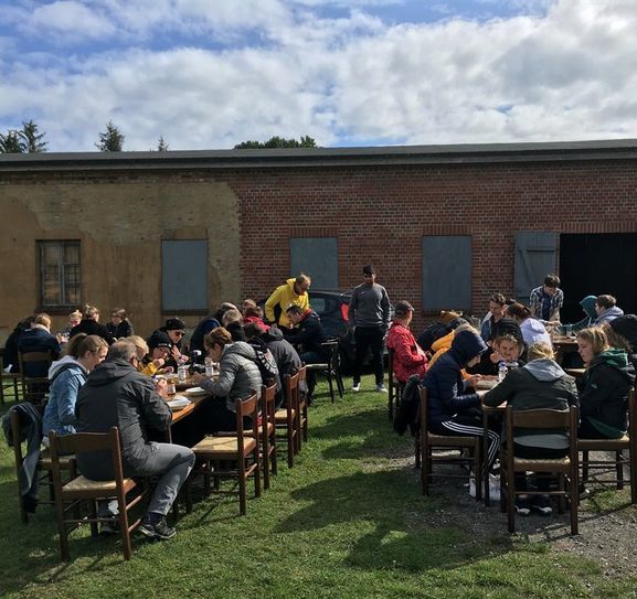 Gemeinsam arbeiten und was schaffen. Neue Leute kennenlernen. Altbekannte und Freunde wiedertreffen - beim Sommerprogramm der Gedenkstätte Lager Sandbostel.  Foto: eb