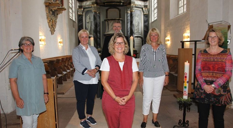 Szene beim Einsegnungsgottesdienst (von links): Sylvia Best, Mareike Kalmer, Pastor Enno Kückens, Heinke Schmidt und Bettina Szlagowski, vorne Bianca Gehlken.  Foto: Roland Hofer