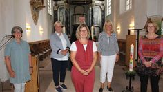 Szene beim Einsegnungsgottesdienst (von links): Sylvia Best, Mareike Kalmer, Pastor Enno Kückens, Heinke Schmidt und Bettina Szlagowski, vorne Bianca Gehlken.  Foto: Roland Hofer