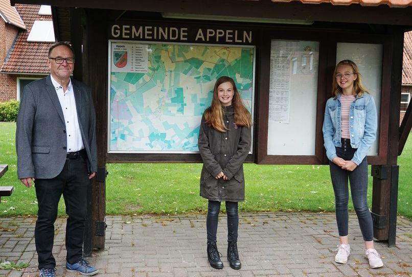 Gemeinsam für Appeln. Ortsvorsteher Herbert Lührs (CDU) mit den neuen Jugendortsvorsteherinnen Betty Wärner und Mia Wetjen.
 Foto: khe