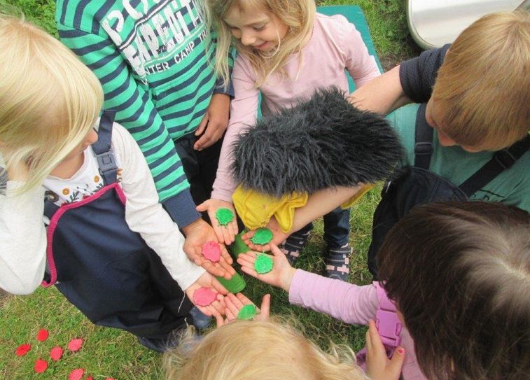 Der Handpuppe „Rabe“ schmecken nur die grünen Käfer. 
 Foto: NABU/Kita Abenteuerland