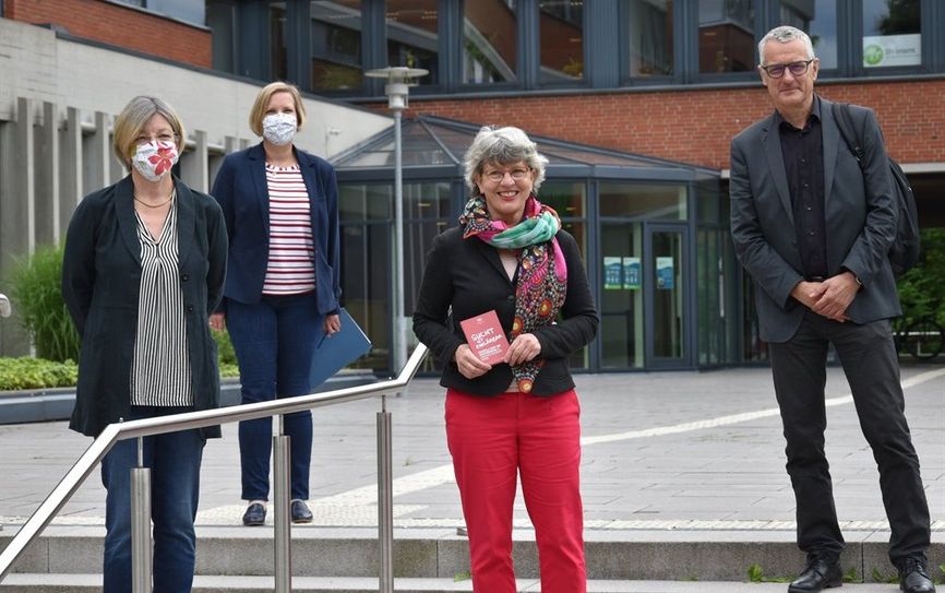 V.l.: Carmen Menzel (Leiterin Gesundheitsamt Landkreis), Heike von Ostrowski (Dezernentin Landkreis), Birgit Flemming (Leiterin Fachstelle Sucht und Suchtprävention im Landkreis), Thomas Hempel (Geschäftsführer Therapiehilfe).  Foto: eb