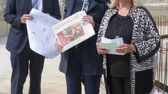 Susanne Geils, Marion Schorfmann und Arno Seebeck (v.re.) präsentieren den Inhalt der Dokumentenhülse, die im Fundament des Faulturms einbetoniert wurde.  Foto: hc