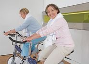Radfahren ist immer gesund - auch indoor. Auf dem Ergometer lässt sich die Belastung besonders gut kontrollieren
Foto: djd/Hermes Arzneimittel/www.imagesource.com