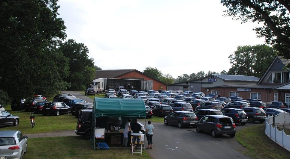 Die Premiere des „Auto-Kino-Gottesdienstes“ in Hollen wurde sehr gut angenommen. Eine Wiederholung ist nicht ausgeschlossen.  Foto: dcl