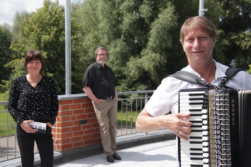 Gehören zu den Künstler*innen, die bei den Sommer-Specials am Hamme Forum auftreten: Detlef Gödicke, Wolf Grezesch (hanseSWINGproject) und Ella Winkelmann (von rechts).  Foto: jm