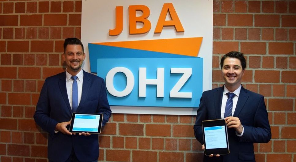 Stephan Orendi, Koordinator der Jugendberufsagentur vom Amt für Bildung des Landkreises Osterholz (rechts) und Frank Roskosch, Berufsberater bei der Agentur für Arbeit.  Foto: eb