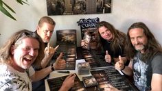 „Ancient Curse“ nutzen die freie Zeit für Videodrehs - und um einige Exemplare ihres neuen Albums „The New Prophecy“ zu signieren.  Foto: eb