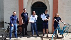 Das Vorbereitungsteam lädt zum #MoorRadeln ein (von links): Diakonin im Kirchenkreisjugenddienst Bianca Schulze, Kreisposaunenwart Florian Kubiczek, Pastorin im Kirchenkreis Christina Riegert, Diakon im Kirchenkreisjugenddienst Tony Sinke und Kirchenkreisjugendwartin Janna Eckert.  Foto: eb