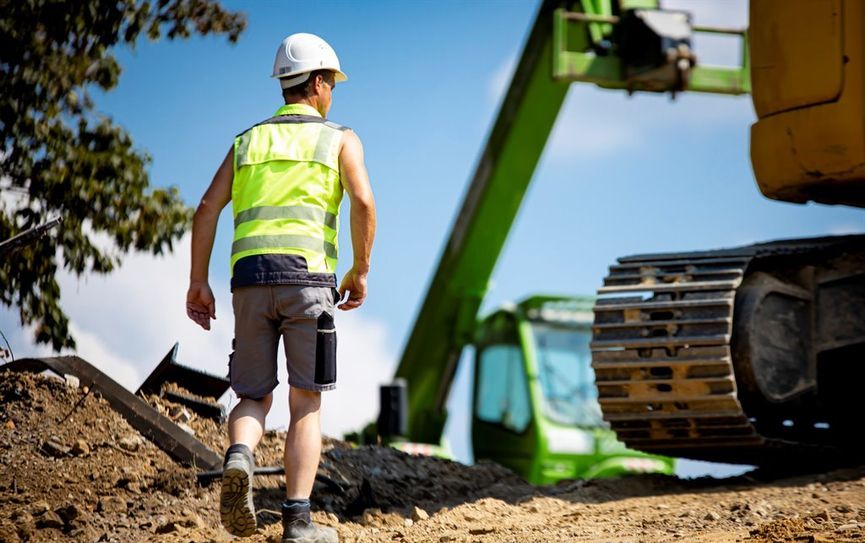 Bald allein auf der Baustelle? Baufirmen steuern auf einen verschärften Fachkräftemangel zu - wenn die Branche für Beschäftigte nicht attraktiver wird, warnt die IG BAU.  Foto: IG BAU