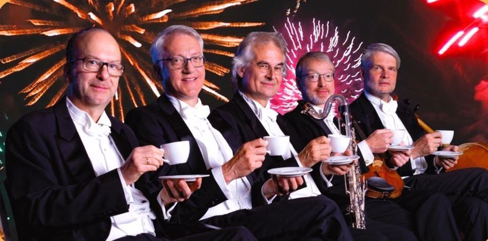 1990 bis 2020: Seit 30 Jahren spielt das Bremer Kaffeehausorchester in Originalbesetzung. Das Jubiläum wird am 22. August am Hamme Forum gefeiert.  Foto: eb