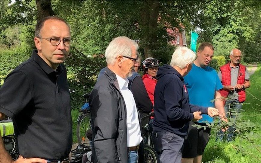 „Ohne Baumschutz geht es nicht“: Die SPD Stadtratsfraktion bei ihrem Besuch in Freißenbüttel.  Foto: eb