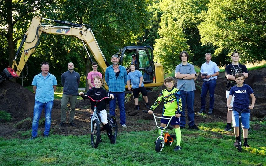 Alle wollen mit anpacken. Initiator Michael Teßler (zweiter von links) will in Zusammenarbeit mit der Gemeinde und den Kids einen neuen Bike - Park an der Brake anlegen.  Foto: khe