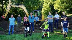 Alle wollen mit anpacken. Initiator Michael Teßler (zweiter von links) will in Zusammenarbeit mit der Gemeinde und den Kids einen neuen Bike - Park an der Brake anlegen.  Foto: khe