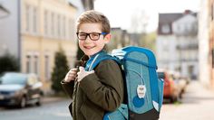 Mit den Blinkis sind die Kinder im Straßenverkehr besser sichtbar.
 Foto: Fielmann