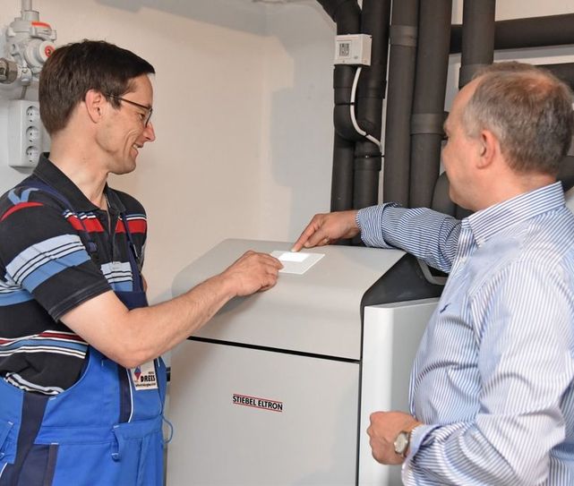 Fossile Brennstoffe haben ausgedient. Örtliche Fachhandwerker beraten Hausbesitzer zu den Möglichkeiten, auf eine umweltfreundliche Wärmepumpe umzusteigen. Foto: djd/Stiebel Eltron