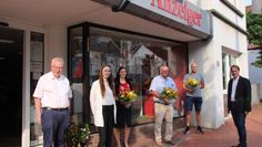 Wilfried Kalski und Jennifer Kramer vom ANZEIGER  mit der Zweit-, dem Erst- und Drittplatzierten beim Bundesliga-Tippspiel des ANZEIGERS auf  www.tipp-aktuell.de.  Foto: pvio