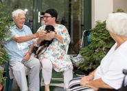 Gudrun Günzel-Grassmann (Mitte) kümmert sich täglich um „ihre“ Senioren.
Foto: djd/Alloheim Senioren-Residenzen/www.medial-mirage.de