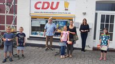 Kürzlich konnten die strahlenden Gewinner*innen des CDU-Malwettbewerbs bei der Gewinnübergabe ihre Preise entgegennehmen.  Foto: eb