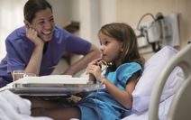 Ab 2020 gibt es eine einheitliche Ausbildung für die Berufe Altenpflege, Gesundheits- und Krankenpflege sowie Gesundheits- und Kinderkrankenpflege. Foto: Rawpixel.com/Fotolia/randstad