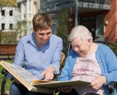 Immer mehr ältere, vor allem alleinstehende Menschen, wünschen sich individuelle Unterstützung im Alltag. Sie sehnen sich nach persönlicher Zuwendung und anregender Gesellschaft.
Foto: djd/Büchmann/Seminare/Stefanie Heider