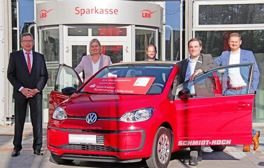 Zum 31. Mal stiftet die Sparkasse den Hauptgewinn der Klosterholz-Tombola. Der knallrote VW Up ist rund 16.000 Euro wert.  Foto: jm