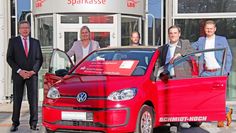 Zum 31. Mal stiftet die Sparkasse den Hauptgewinn der Klosterholz-Tombola. Der knallrote VW Up ist rund 16.000 Euro wert.  Foto: jm