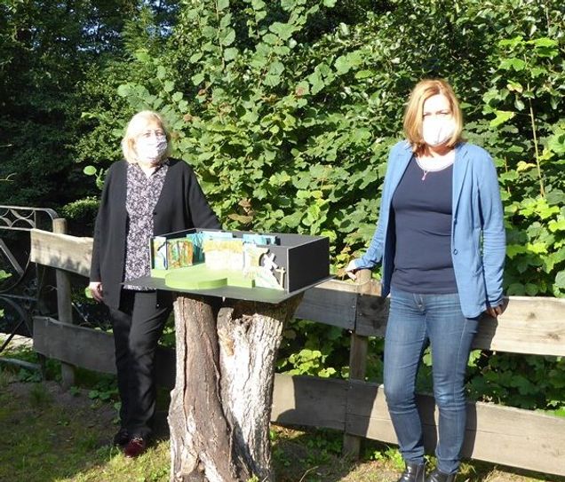 Das ist leider alles, was vom diesjährigen Weihnachtsmärchen bei Meyerhoff überbleibt. Astrid Gries (li.) und Ute Lipp präsentieren das Modell des Bühnenbildes.  Foto: hc