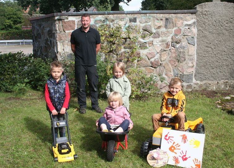 Stellvertretend für alle Kindergärten der Gemeinde Gnarrenburg bedankten sich Moritz (v.l.nr.), Lotta (sitzend), Mia und Noel von der Kita Sprungschanze bei Mike Geffken mit einem selbst gebastelten Geschenk. Foto: tg