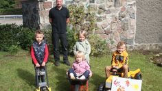 Stellvertretend für alle Kindergärten der Gemeinde Gnarrenburg bedankten sich Moritz (v.l.nr.), Lotta (sitzend), Mia und Noel von der Kita Sprungschanze bei Mike Geffken mit einem selbst gebastelten Geschenk. Foto: tg