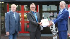 Kreisdezernent Friedhelm  Ottens überreichte DRK-Kreisgeschäftsführer Hartmut Ahlf (rechts)und Bürgermeister Manfred Knust die Genehmigung für den Kindergartenneubau.  Foto: sla