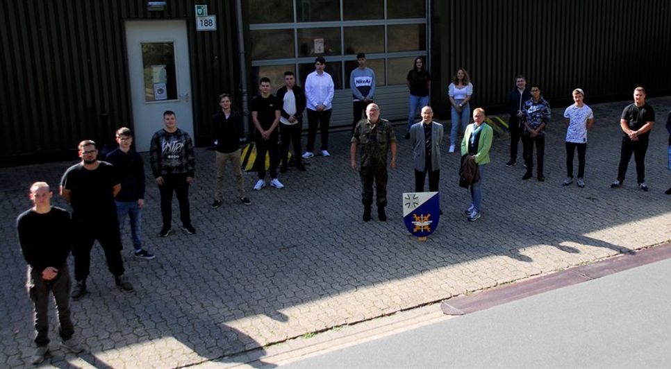 Oberstleutnant Andreas Möller, Ausbildungsleiter Marco Schultz (links) und die Ausbildungsleiterin für die Ausbildung der Fachlageristen, Anne Rott, begrüßten gemeinsam den neuen Ausbildungsjahrgang. Foto: eb