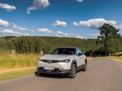 „Rightsizing“ sorgt im Mazda MX-30 (kombinierter Stromverbrauch nach NEFZ: 17,3 kWh/100 km; CO2-Emissionen: 0 g/km) für eine möglichst geringe CO2-Gesamtbilanz. Foto/Text: Mazda