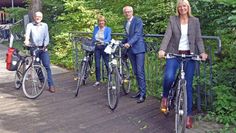 Wollen bessere Radwege: Udo Fischer vom Touristikverband (v. li.), Bürgermeisterin Käthe Dittmer-Scheele (Scheeßel), Landrat Hermann Luttmann und Ulrike Jungemann (Stabsstelle Kreisentwicklung). Foto: eb