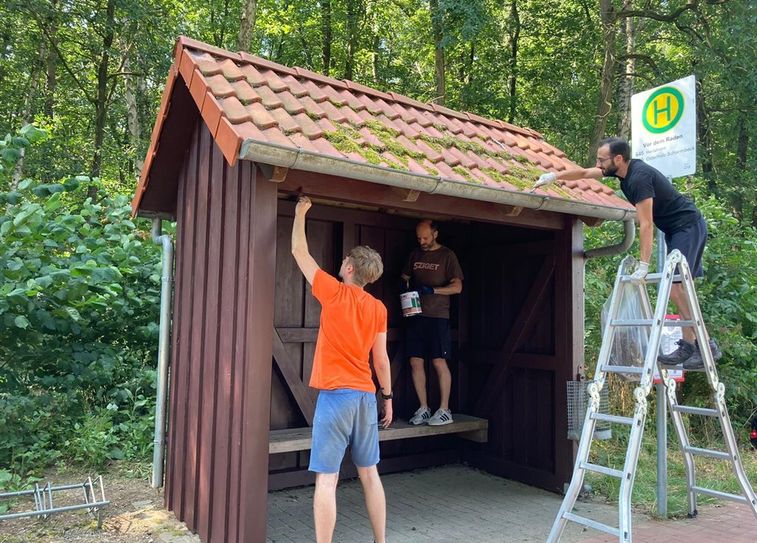 Engagierte Helfer brachten diese Bushaltestelle auf Vordermann. Nur eine von vielen tollen Aktionen.  Foto: eb