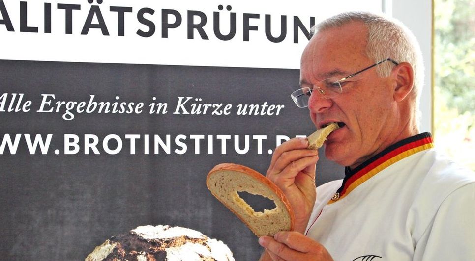 Der Abschluss einer jeden Brotprüfung: Der Happen, ob es auch es schmeckt.  Foto: pvio