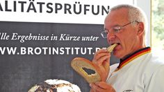 Der Abschluss einer jeden Brotprüfung: Der Happen, ob es auch es schmeckt.  Foto: pvio