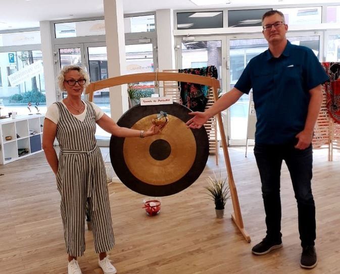 Björn Metzner und Carola Müller bei der Spendenübergabe. 
 Foto: eb