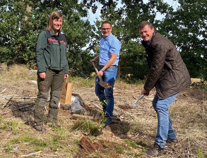 Gemeinsame Pflanzaktion in Nieder Ochtenhausen mit Försterin Lina Richardt (v. li.), dem Forstverbandsvorsitzenden Stefan Imbusch und Oliver Grundmann. Foto: eb