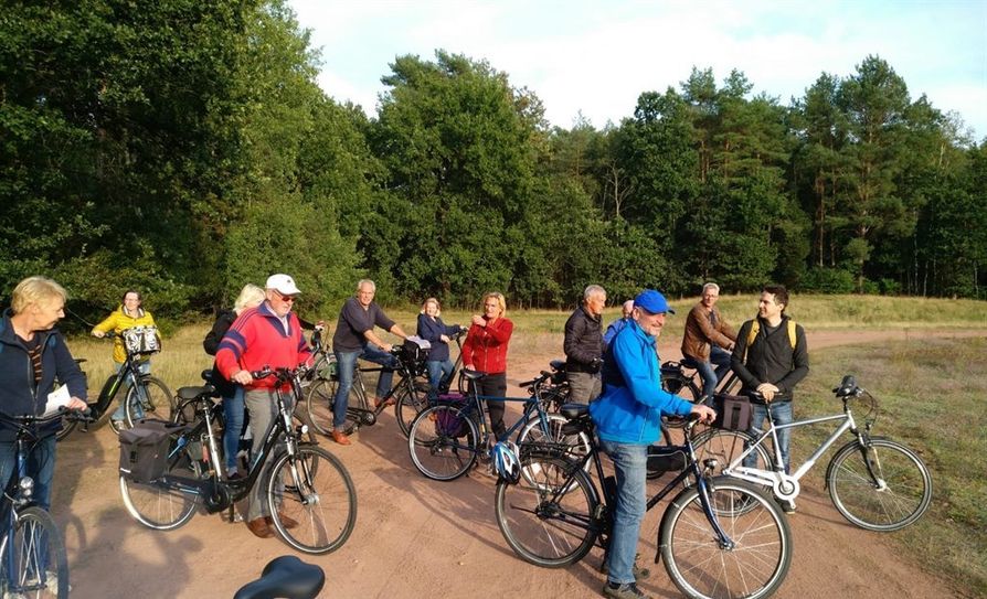 Der grüne Bundestagsabgeordnete Sven-Christian Kindler (an der Spitze) hat mit dem Fahrrad das Gelände der Lützow Kaserne erkundet.  Foto: eb