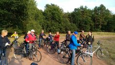 Der grüne Bundestagsabgeordnete Sven-Christian Kindler (an der Spitze) hat mit dem Fahrrad das Gelände der Lützow Kaserne erkundet.  Foto: eb