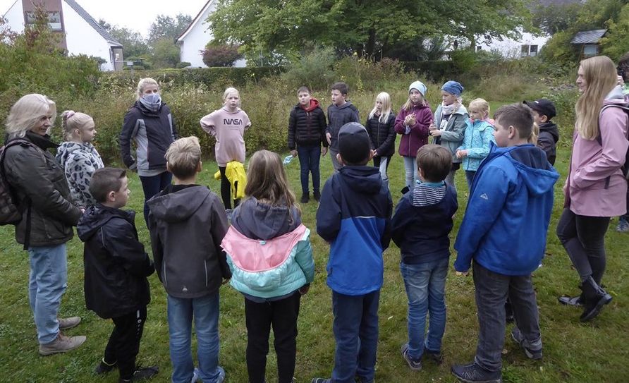 Frauke Schmidt (dritte von links) bereitet die Schüler*innen auf die bevorstehende Exkursion vor.  Foto: hc