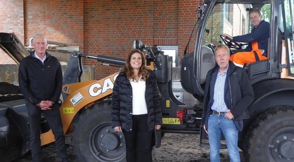 Christian Meyer-Hammerström, Daniela Rahn, Rainer Könemann und Kai Finken (von links) inspizieren die neue Lagerhalle für den aufbereiteten Klärschlamm.  Foto: hc