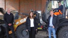 Christian Meyer-Hammerström, Daniela Rahn, Rainer Könemann und Kai Finken (von links) inspizieren die neue Lagerhalle für den aufbereiteten Klärschlamm.  Foto: hc