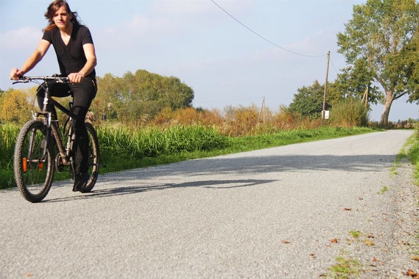 Jan Birmele macht es vor: Seit der Sanierung kann man den Weg nach Melchers Hütte mit dem Rad entspannt ohne Staub und Schlaglöcher zurücklegen. Wie aufwendig die Instandhaltung der Tränkdecke ist, wird sich in den kommenden Jahren zeigen.  Foto: jm