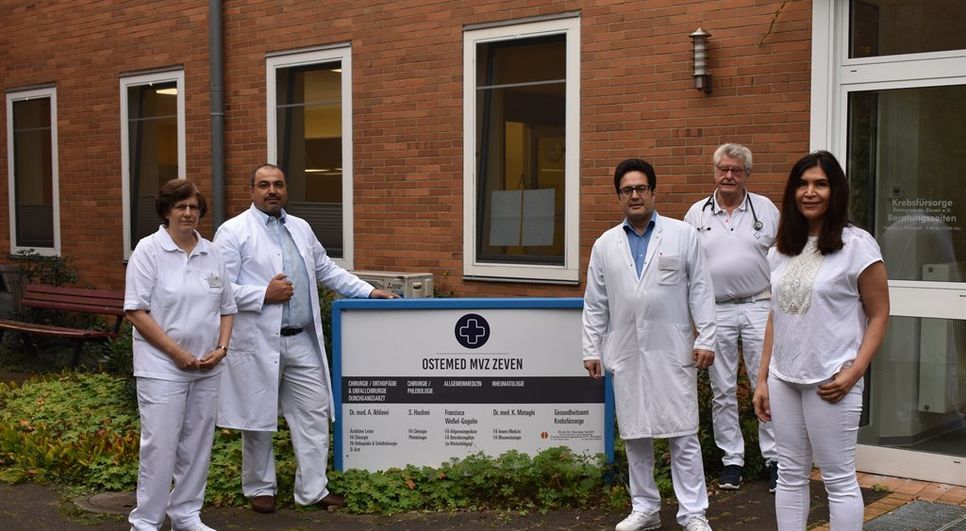 Das erweiterte Team besteht nun aus Gudrun Rabe (v. li.), Said Hashmi, Michael Ecker, Abdel Salam Iklawi und MasoomehKarami Motaghi. Foto: OsteMed