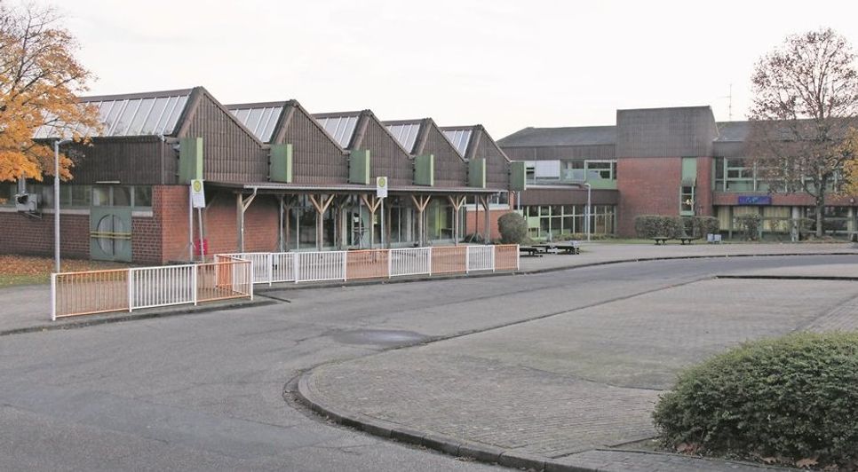 Am 12. Oktober beginnen die Herbstferien, dann bleibt die BBS Osterholz-Scharmbeck für zwei Wochen leer. Eine Kohorte der Schule ist schon jetzt zuhause: Die Schüler*innen wurden vorsichtshalber ins Homeschooling geschickt, weil es im 13. Jahrgang des beruflichen Gymnasiums einen bestätigten Corona-Fall gibt. Ein weiterer positiver Test war bereits letzte Woche an der Waldschule in Schwanewede zu verzeichnen.  Foto: jm