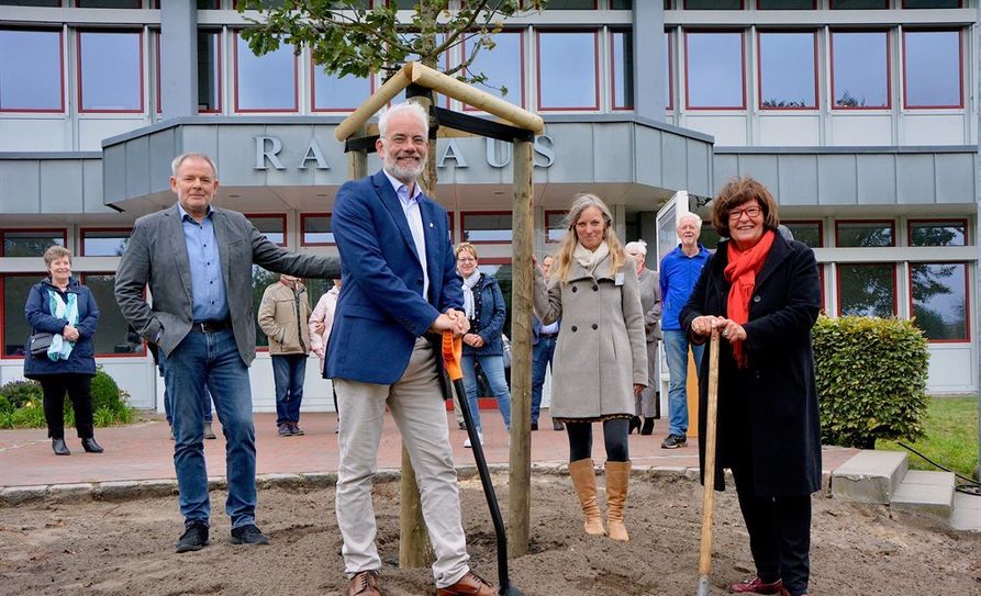 Setzten ein Zeichen gegen Rassismus vor dem Gnarrenburger Rathaus: Volker Kullik (v. li.), Stefan Prüß, Katja Poppe und Petra Tiemann.  Foto: rgp