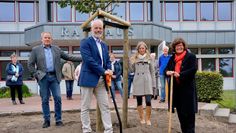 Setzten ein Zeichen gegen Rassismus vor dem Gnarrenburger Rathaus: Volker Kullik (v. li.), Stefan Prüß, Katja Poppe und Petra Tiemann.  Foto: rgp