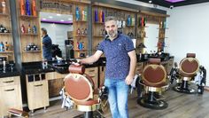 Der neue Friseursalon von Mehmet Alagöz bietet viel Platz und gemütliche Stühle für die Kund*innen.  Foto: lst